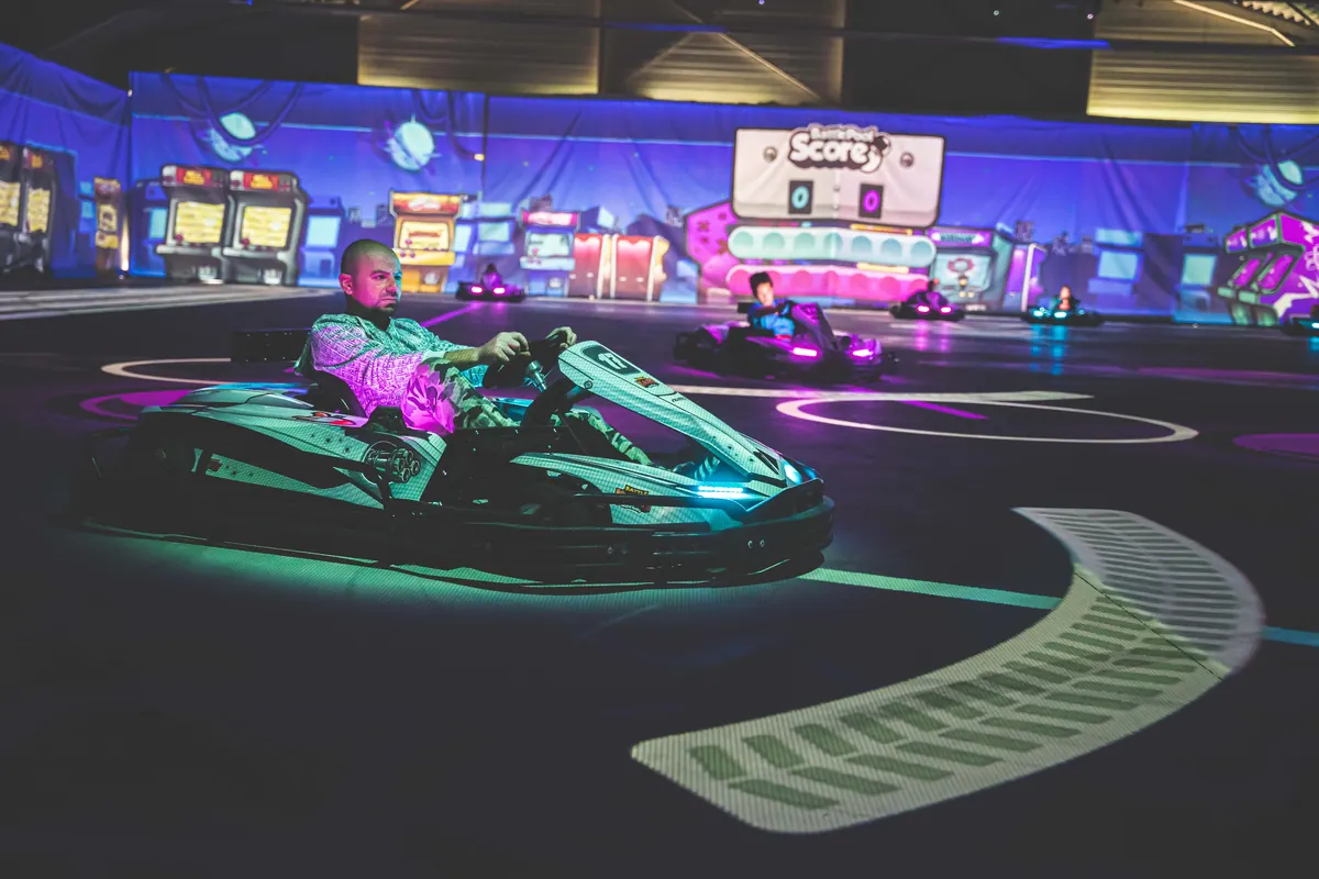 BattlePool: Spieler im Kart zielt auf eine riesige projizierte Kugel