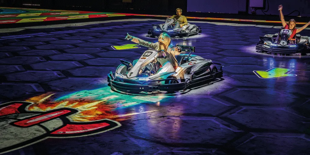 BattleVirus: Spielerin feuert im Kart eine Rakete ab, ihr Team folgt ihr